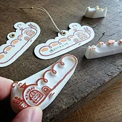 ベーカリータグ

ちいさなスペースですが、焼きたて✨の一言を～笑
裏面にも書けますので、そこはご自由に。

今日からスタートする8月教室用に作りました。
Bakeryの文字はお好きな文字に変えたり(お名前など)、彫らずにペンで書いたりと、全体の線も太めなので、ゆる～い感じで楽しんでいただけたら嬉しいです。(^_^)✨ .

#ふわふわ堂 #fuwastamp
#消しゴムはんこ教室 #富山
#消しゴムはんこ #はんけしくん 
#stamp #rubberstamp #handmadestamp #handp