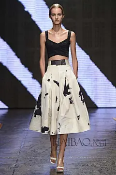 当涂鸦艺术碰撞优雅廓型！唐娜·凯伦 (Donna Karan)  2015春夏女装秀，海报网亲临2015春夏纽约时装周_Donna Karan