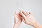 商务,人,做手势,手机,室内_gic12816872_hands using a glass screen_创意图片_Getty Images China