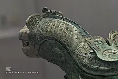 2017.2.7 波士顿 哈佛大学艺术博物馆 商晚期 雨觥 前虎后鸮，此类觥妇好墓有出土几乎一样的，图九来自@GiaVincent ，为两字铭文：？雨，雨觥因此得名。 ​​​​
