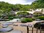 “日本最美的庭园”——足立美术馆_庭院 : 「枯山水庭」「白砂青松庭」「苔庭」「池庭」等六个共5万多平米的各式创意庭园，用借景的方式将原本不属于园区的山水，在视觉上与其他景色融为一体，体现了“和”的统一。 苔庭是一种在京都发展的庭园风格。 苔庭…
