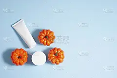 化妆品护肤上的秋季橙色亮南瓜图案背景平铺特写俯视图
