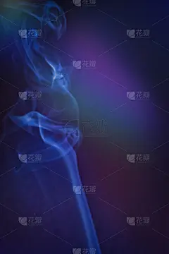 黑暗的地面上烟雾缭绕