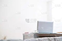 家庭办公室，设计的空白显示器，在家工作，网络通信电话，在线会议，远程工作者的概念。