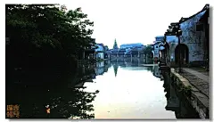 小桥流水 古镇南浔
楼房为传统的乌瓦粉墙,形成由轻巧通透的卷洞门组成的骑楼式长街。最集中的一段是河东岸的莲花桥到长桥，房屋较为整齐，密密扎扎地布满了河岸。白墙、青瓦、沿廊、河埠、花墙、卷门、廊檐、河水流淌,船只往来，呈现出一派典型的江南水乡特有的风光，轻巧通透,洋隘着水乡居居的灵气。