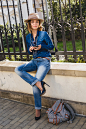 Free photo young stylish pretty happy woman smiling and holding phone, dressed in denim shirt and jeans