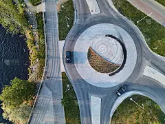 环岛鸟瞰图。两辆黑色汽车在环形交叉路口行驶。芬兰的现代街道设计。
