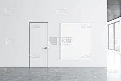 空荡荡的办公室大厅内部, 白色的墙壁, 里面有一扇门, 混凝土地板, 黑色天花板和大窗户。墙上的海报