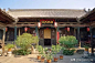 【京派建筑】 对称分布、如意吉祥  京派建筑的美，在于它历经700多年演变而来的四合院，院落宽绰疏朗，四面房屋独立，大到皇宫王府，小到平民住宅，每一处雕饰，每一笔彩绘，都是北方文化的无价之宝。中国北方建筑以京派建筑最为典型，而京派建筑里最典型的，便是北京的四合院了。历史上在老北京四九城里，曾有千余条胡同，京城内的民居四合院就散布在条条的胡同里。四合院的选址、装修、雕饰、彩绘，处处体现着源远流长的民俗民风和传统文化，表现特定历史条件下人们，对幸福、美好、富裕、吉祥的追求。除四合院外，宫殿建筑也是京派建筑的代