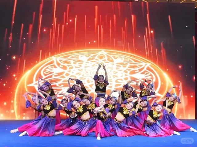 新疆舞蹈演出服儿童 - 小红书搜索-花瓣网