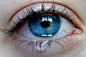 欧美女人，眼睛眉毛，双眼皮，长睫毛，蓝眼睛，流泪，泪珠滑落