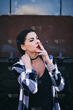 女人,棕色头发,垂直画幅,仅一个女人,美女,时尚,人,城市生活,仅成年人,一个人