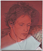 加拿大艺术家克里斯·耐特(Kris Knight)继续探索具象绘画中的模糊性和亲密感，展示了一系列同时又亲密又遥远的油画。在这位艺术家所熟知的黑暗的柔和风格中，奈特的人物形象在他们的定位中静悄悄地静止，在他们的氛围中出奇地平静。柔和的、几乎精致的肖像是一群表演者，他们在暗喻中不断地保持着自己的 ​ ...展开全文c