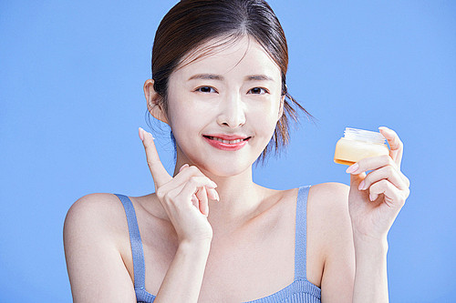 크림을 바르는 여자 사진 이미지