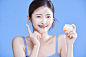 크림을 바르는 여자 사진 이미지