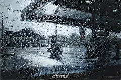 【Karen Woods 宛如照片般真实的雨滴插画】有些人喜欢描绘日光满满的田园风光，而有些人则喜欢绘画雨季的城市，来自插画家Karen Woods 宛如照片般真实的雨滴插画，一组关于城市的影像记录。更多雨季，可以参阅《主题摄影 暴风雨的天空》《Morten Nordstrøm 雨后的城市… O网页链接