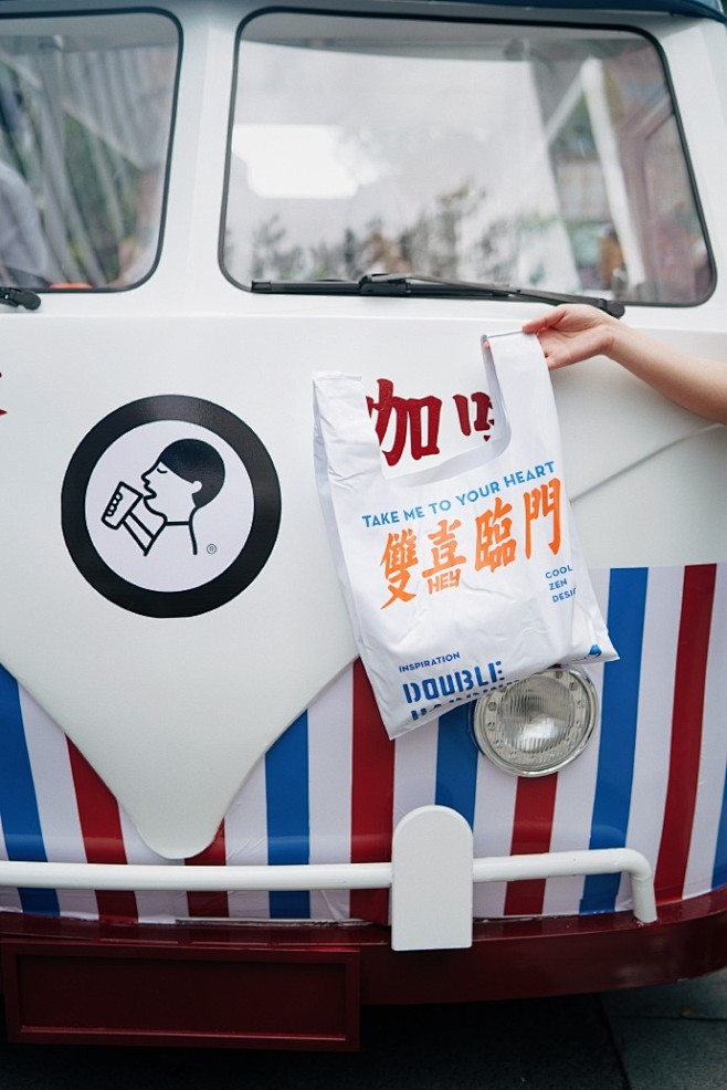 #喜茶灵感铺# 发现了吗？出现在咖啡巴士...