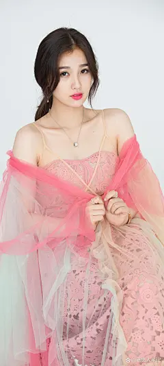 虞书欣穿搭壁纸：粉裙穿搭，俏皮...@老男人笔记的动态
