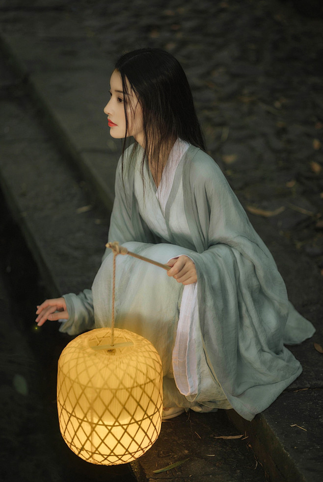 低眉含笑间 寒灯纸上梨花雨凉 谁的深情绚烂了三生石上的一见倾心 灯烛依旧 无人执手 (7)