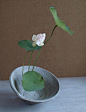 生活杂记-花事 | “牡丹、芍药摘下，烧其柄，先置瓶中，后入水，夜以水洒地，铺芦席，又用水洒之，铺花于其上，次日再入瓶，如此可留数日”“莲花未开者，先将竹针十字卷之，白汁出，然后插瓶中便开。或削针去柄，簪于瓶中”。—北宋温革《锁碎录》（图：网络）