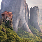 与天空为邻：峭壁上的修道院.米特奥拉修道院（meteora）是希腊著名的建筑物，是一处世界遗产。它是东正教寺院中规模最大，并且最重要的建筑物之一，在希腊，它的意义仅次于圣山。米特奥拉修道院因成为好莱坞007系列电影中《最高机密》的外景拍摄地而扬名海外。