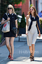 当地时间6月23日，艾里珊·钟 (Alexa Chung) 穿浅色格纹连衣裙在纽约和朋友外出。