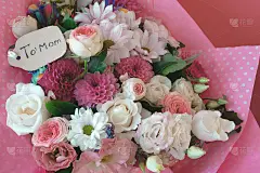 在一张小卡片上刻着“献给妈妈”的字样:春天美丽的花束。祝贺妈妈生日或生日