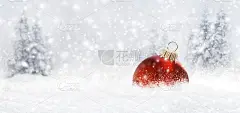 缀着雪花的红色圣诞装饰物