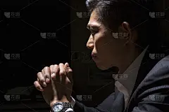 商人们在黑暗中携手合作