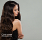 在横幅背景上烫发的漂亮深色女士时尚模特的肖像,Portrait of Nice Brunette Lady Fashion Model with Permed Hair on Banner Background - 图虫创意-全球领先正版素材库-Adobe Stock中国独家合作伙伴