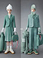 秀场分享｜Thom Browne 2022 Pre-Fall : 该系列主题名为“Lashes and Lobsters”，灵感来自龙虾及设计师本人的卧室壁纸 与往季的经典黑白灰相比更显明媚，加入了清新自然的蓝绿色，白玫瑰和小龙虾的印花图案同样赋予了每套lo