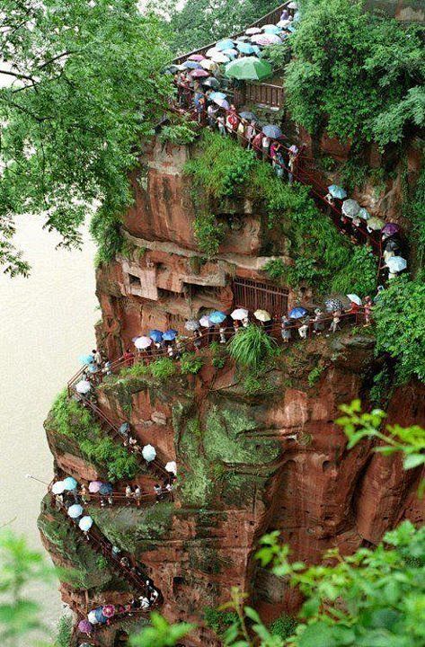 中国游客正在等待在雨中看到佛像最大的坐姿...