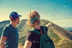 两个旅行者在山顶上讨论行程