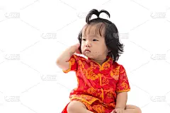可爱的亚洲女婴穿着中国传统服装孤立