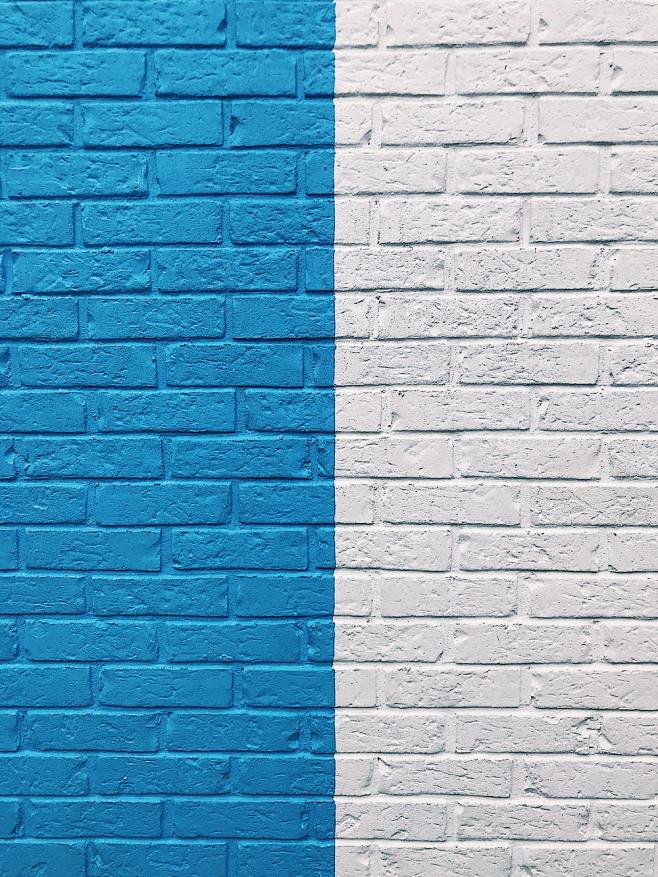 蓝色和白色彩绘的墙