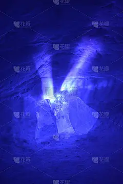 照片真实的自然冰背景与紫色光线-肖像