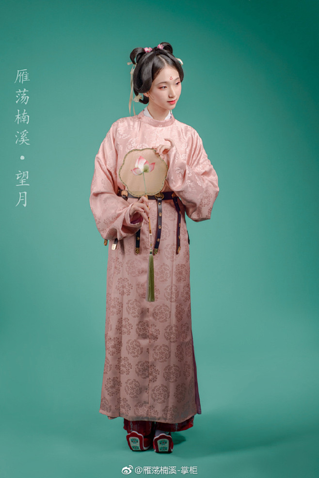 【雁荡楠溪】望月 粉紫色唐风花纹圆领袍小放量可双面穿 现货 N【雁荡楠溪】望月 粉紫色唐风花纹圆领袍小放... 忘了说，另一面是紫色的！可以反过来穿～