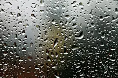 雨点落在窗玻璃上，下雨天