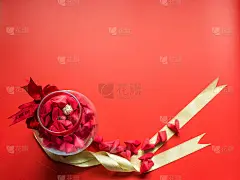 扁平的设计理念为情人节和中国新年活动，心形(折纸)在美丽的罐子与金色丝带在红色的背景