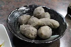 可能是鱼丸或蛋糕，或植物为主的食物，在传统的长崎居酒屋。