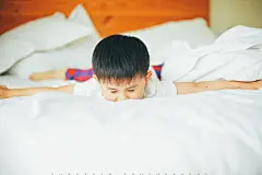 一枚暖男
摄影：洪小漩
出镜：一一和阿君
和阿君认识两年多了，她当初说要和闺蜜一起拍照，然后我等啊等啊等啊等……放了我两年鸽子的阿君牵着儿子一一到我面前，遗憾地说：“那帮姑娘真是不靠谱的……还是和儿子吧。”
初见一一，和他打招呼，不过5岁的他，面对陌生人有几分警惕，不说话，自顾自玩着。
我就说我是亲和力很强的姑娘吧，二十分钟后，一一就融化在我春风化雨般的笑容里释放天性了……啊哈哈哈哈
阿君一边化着妆，一边告诉我，本来自己一直以为怀的是个小姑娘，当医生把初到人间的一一抱到阿君面前时，阿君有些无奈与失落。
阿