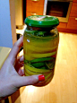 蜂蜜柠檬茶
做法：
1)柠檬用水打湿，表面抹上一层食盐，轻轻摩擦片刻，用水冲洗干净，并切去柠檬两头。
2)柠檬切成薄片，以一层柠檬，一层蜂蜜的方式放入干净的玻璃瓶或者是密封瓶中。
3)拧紧瓶盖，放入冰箱中冷藏5-7天即可冲调。(早上或者是下午3-4点皮肤缺水时饮用效果最好) 