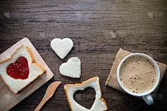 双层面包心，方形面包上涂草莓酱，粗麻布上涂卡布奇诺咖啡。所有的背景都是木制的