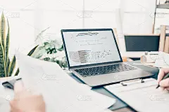 商务人员在办公室工作，分析新的会计财务项目。投资，财务顾问和会计概念。