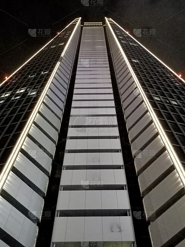 晚上从下面看建筑物的中心