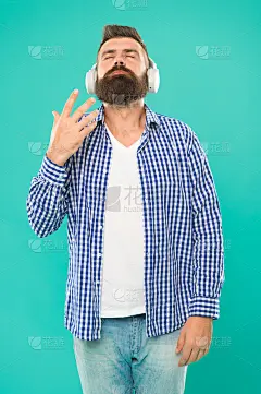 在耳机。流媒体网站，我们认为是最时髦和最热门的。免费在线音乐资源的不同功能。音乐图表。留着胡子听音乐