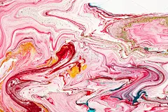手画背景。粉色，白色和黄色混合丙烯酸漆。液体大理石纹理。适用于设计包装、标签、名片、海报、封面、纺织