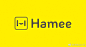 日本最大手机 3C 周边零售商 赫米（Hamee）启用新 LOGO，全新的 logo 设计在旧版的基础上进行升级，保留了圆角矩形的黄色色块和微笑的“H”图像符号，调整的部分包括增加了圆角矩形的圆角半径，将“H”笔画变细并留出了更多空间。#求是爱设计# ​​​​