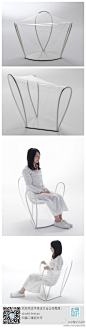#求是爱设计# 透明坐椅。日本设计事务所nendo推出的这款透明坐椅，表面上似乎只是由钢组成的结构框架。但其实在外面它还包裹着一层透明塑料薄膜，是具有实用性的坐椅。这种透明材料常用于包装那些精密仪器或是因震荡或挤压而容易损坏的产品，具有高弹特性，完全可以承受人体重量。