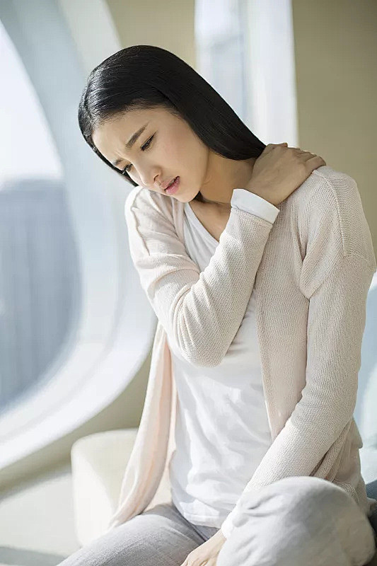 年轻女子肩膀疼图片